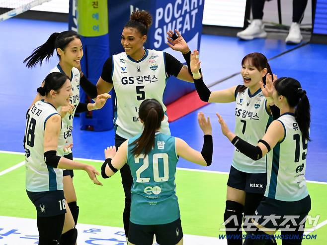 2일 수원체육관에서 열린 V리그 여자부 현대건설과 GS칼텍스의 경기. GS칼텍스 선수들이 득점을 성공한 후 환호하고 있다. 수원=허상욱 기자wook@sportschosun.com/2025.12.02/