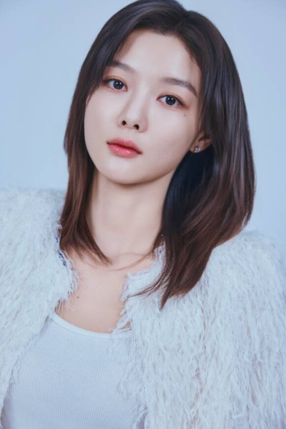배우 김유정이 <더팩트>와 만나 티빙 오리지널 시리즈 '친애하는 X' 관련 인터뷰를 진행했다. /티빙