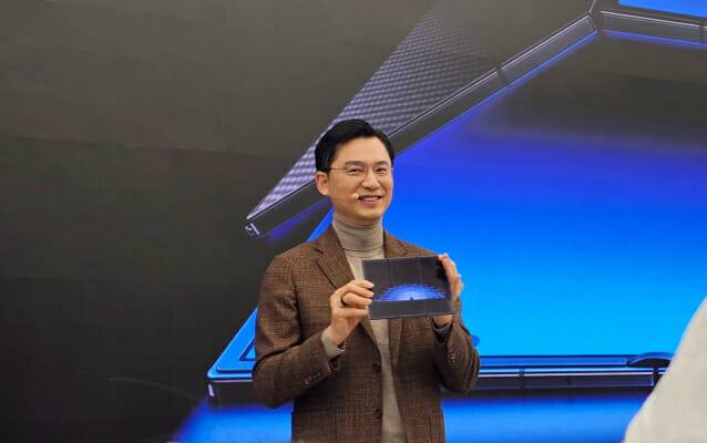 임성택 삼성전자 한국총괄장 부사장이 갤럭시 Z 트라이폴드 제품을 선보이고 있다(사진=장경윤 기자)