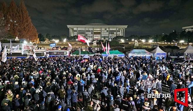윤석열 대통령이 비상계엄을 선포한 가운데 4일 서울 여의도 국회 앞에서 시민들이 모여 비상계엄 해제를 촉구하고 있다. 강진형 기자