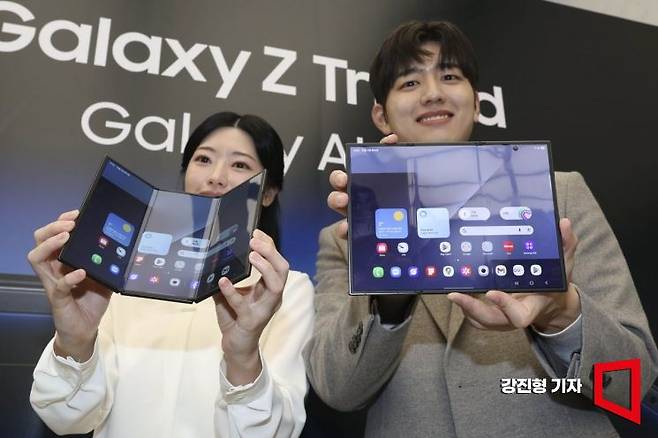 2일 서울 서초구 삼성 강남에서 삼성전자 폴더블폰 '갤럭시Z 트라이폴드'가 공개되고 있다. 2025.12.2 강진형 기자