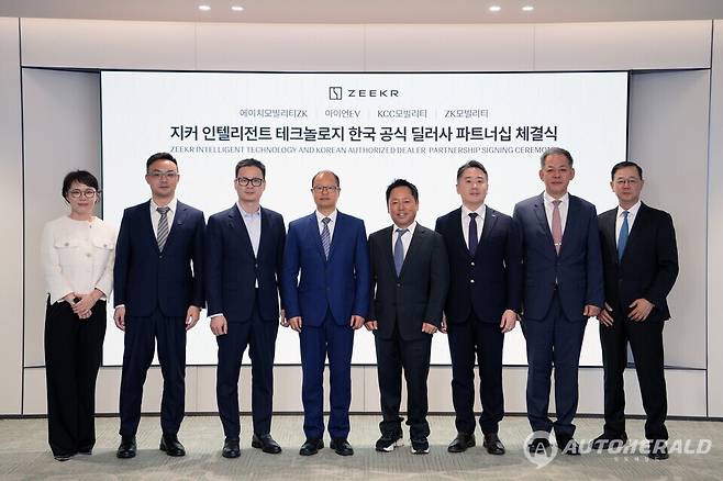 중국 지커(Zeekr)가 한국 시장 내 차량 판매 및 서비스를 담당할 파트너사와 딜러 계약을 체결했다. (왼쪽부터)&nbsp;지커 코리아 대표 임현기,&nbsp;지커 동아시아 총괄 제프 차오(Jeff Cao),&nbsp;지커 부사장 천 위(Chen Yu),&nbsp;지리자동차 인터내셔널&nbsp;CEO&nbsp;알렉스 난(Alex Nan) 그리고 국내 사업 파트너십을 체결한 딜러사 대표들이다.(지커코리아 제공)
