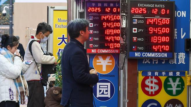 1일 오후 서울 중구 명동 환전소에서 외국인 관광객들이 환전을 위해 기다리고 있다. /박성원 기자