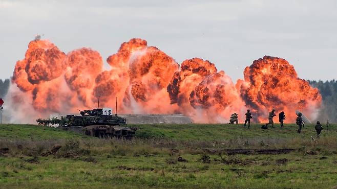 지난 9월 17일 폴란드 동북부 바르미아마주리주(州) 오르지시 지역 인근 훈련장에서 열린 나토(NATO·북대서양조약기구) 합동 군사훈련에서 불꽃이 들판 위로 솟구치고 있다. 이날 폴란드군과 나토 회원국은 병력 약 3만명이 참여한 가운데 연합 방어 능력을 점검하는 ‘철의 수호자’ 훈련을 진행했다. 러시아·우크라이나 전쟁이 장기화되면서 유럽 각국은 국방 예산을 늘리고 징병제를 재편하는 등 재무장에 나서고 있다./게티이미지코리아
