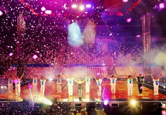 하마사키와 댄서들이 텅 빈 관객석을 향해 인사하고 있다. /인스타그램