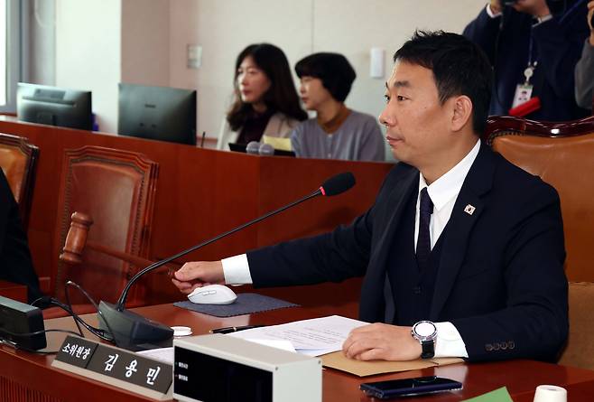 김용민 법사위 법안심사제1소위원장이 지난달 서울 여의도 국회 법제사법위원회 법안심사제1소위원회에서 의사봉을 두드리고 있다. /뉴시스