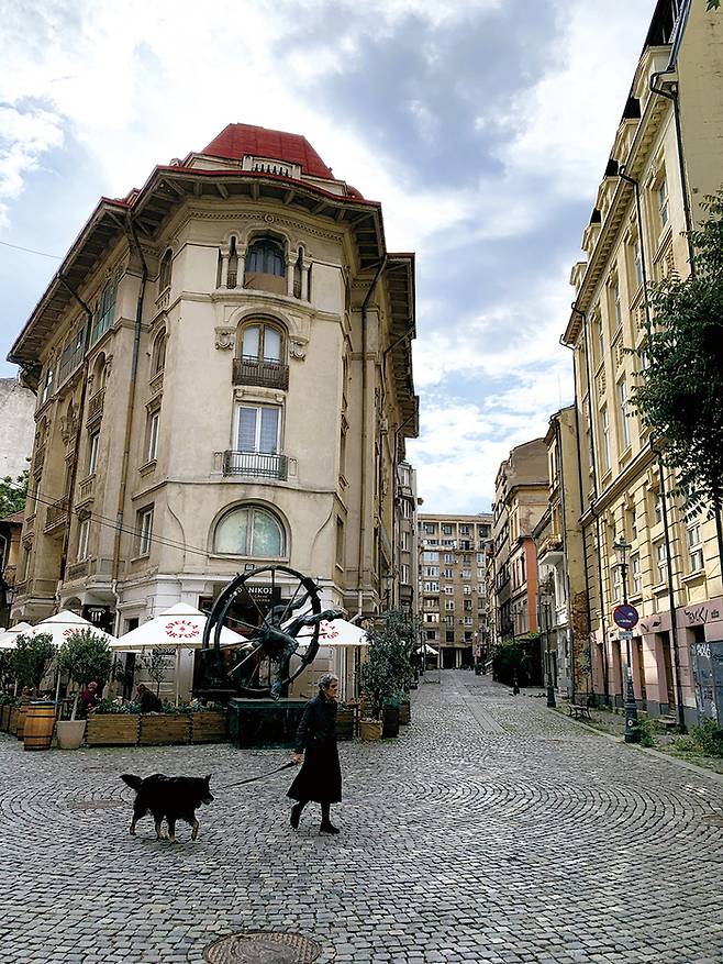 피아타 유니리 광장 주변 거리 풍경