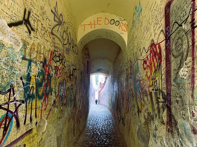 유럽에서 가장 좁은 거리 중 하나인 브라소브 스트라다 거리