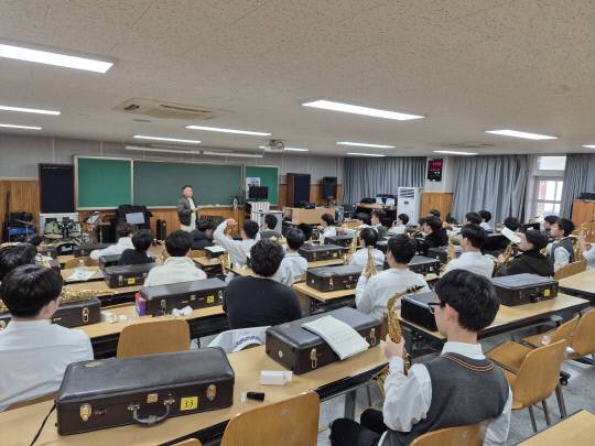 대전대성고의 음악 공개수업에서 학생들이 색소폰을 준비하며 교사의 설명을 듣고 있다. 대전교육청 제공