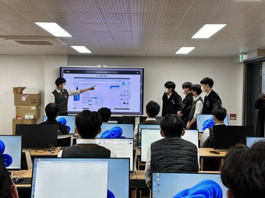 대전대성고 학생들이 정보과학 수업에서 팀 프로젝트 결과를 발표하고 있다. 대전교육청 제공