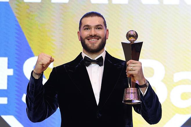 폰세가 지난달 24일 서울 송파구 롯데호텔 월드에서 열린 2025 프로야구 시상식에서 최우수선수(MVP)로 선정된 뒤 트로피를 들고 기념 촬영을 하고 있다. 뉴스1