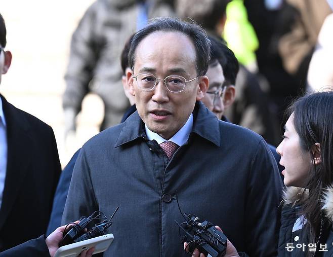 추경호 국민의힘 의원이 2일 서울 서초구 서울중앙지방법원에서 열린 구속 전 피의자 심문(영장실질심사)에 출석하며 입장을 밝히고 있다. 2025. 12. 2 .이한결 기자 always@donga.com