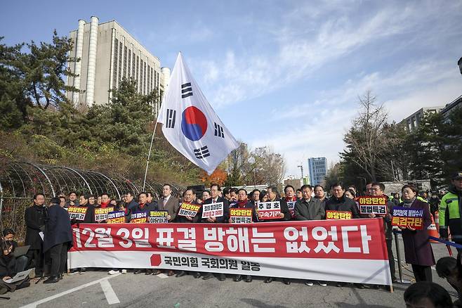 장동혁 국민의힘 대표와 송언석 원내대표 비롯한 소속 의원들이 2일 서울 서초구 서울중앙지방법원에서 추경호 의원 구속영장 청구 규탄대회를 하고 있다. 2025.12.02.