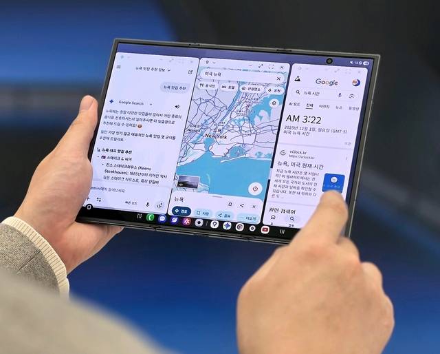 삼성전자 관계자가 2일  서울 서초동의 삼성 강남에서 ‘갤럭시 Z 트라이폴드’를 소개하고 있다. 삼성전자 제공