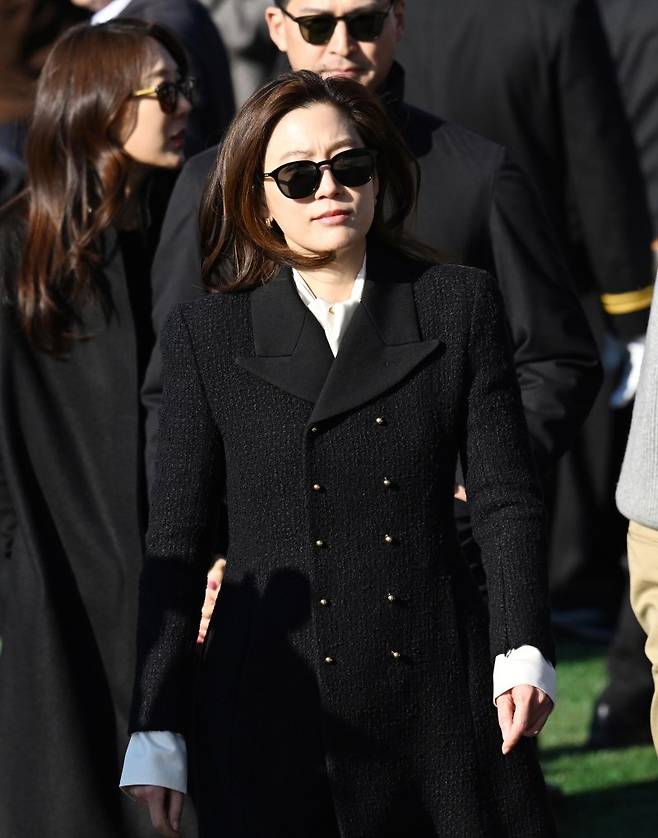 임세령 대상홀딩스 부회장이 지난달 28일 오후 경남 창원시 진해구 해군사관학교에서 열린 '제139기 해군사관후보생 임관식'에 참석하고 있다. 이날 아들 이지호 씨가 해군 장교로 임관했다. (공동취재)