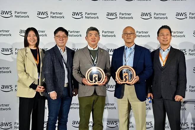 1일(현지시간) AWS 리인벤트에서 열린 파트너 어워드 시상식에서 AWS 코리아 방희란 파트너 세일즈 헤드(왼쪽부터), 메가존클라우드 김종찬 유닛장, 황인철 CRO, 염동훈 대표, AWS 코리아 허정열 파트너 오가니제이션 리더가 기념촬영을 하고 있다. 메가존클라우드 제