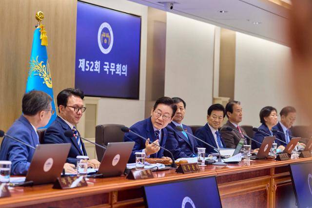 이재명 대통령이 2일 서울 용산 대통령실에서 열린 제52회 국무회의에서 모두발언을 하고 있다. 이날 회의에서는 이재명 정부가 추진하는 국정과제 실현을 위한 정부혁신 추진 전략이 보고됐다. 대통령실 제공