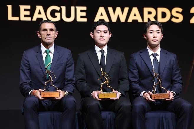 <yonhap photo-4254=""> 2025 K리그1 주인공들 (서울=연합뉴스) 류영석 기자 = 1일 서울 서대문구 스위스그랜드호텔에서 열린 K리그 2025 대상 시상식에서 K리그1 감독상을 수상한 전북현대 모터스 거스 포옛 감독(왼쪽부터), MVP상을 수상한 울산HD FC 이동경, 영플레이어상을 수상한 강원FC 이승원이 트로피를 들고 기념촬영을 하고 있다. 2025.12.1 ondol@yna.co.kr/2025-12-01 17:26:47/ <저작권자 ⓒ 1980-2025 ㈜연합뉴스. 무단 전재 재배포 금지, AI 학습 및 활용 금지></yonhap>