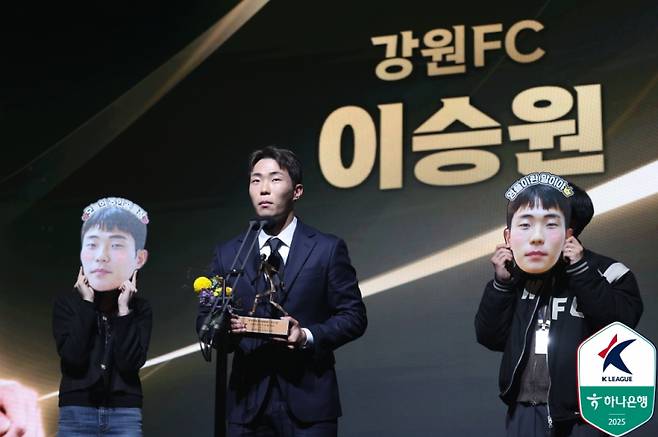 강원 이승원이 1일 서울 서대문구 스위스그랜드호텔에서 열린 하나은행 K리그 2025 대상 시상식서 K리그1 영플레이어상 수상자로 선정된 뒤 소감을 전하고 있다. 사진=프로축구연맹