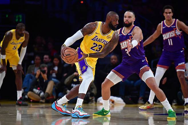 LA 제임스(23번)가 2일 크립토닷컴 아레나에서 열린 2025~26 NBA 정규리그 홈경기서 피닉스 브룩스를 상대로 공격을 시도하고 있다. 사진=연합뉴스