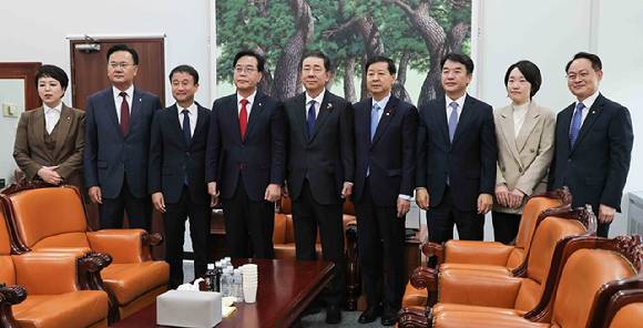 국민의힘 송언석 원내대표, 더불어민주당 김병기 원내대표, 구윤철 부총리 겸 기획재정부 장관이 2일 서울 여의도 국회에서 2026년도 예산안 처리를 위한 합의문에 서명을 마치고 기념 촬영하고 있다.왼쪽부터 국민의힘 김은혜 원내수석부대표, 국민의힘 유상범 원내수석부대표, 한병도 국회 예산결산특별위원장, 국민의힘 송언석 원내대표, 더불어민주당 김병기 원내대표, 구윤철 부총리 겸 기획재정부 장관, 더불어민주당 문진석 원내운영수석부대표, 이소영 국회 예결위 더불어민주당 간사, 더불어민주당 허영 원내정책수석부대표. [사진=연합뉴스]