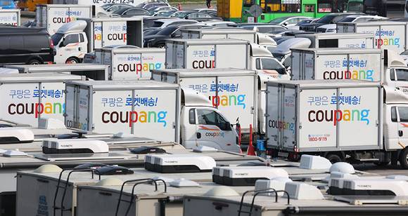 쿠팡의 대규모 개인정보 유출 사고로 소비자들의 불만이 커지고 있는 가운데 로켓배송의 편의성을 이유로 이용을 계속하겠다는 의견도 적지 않은 상황이다. 사진은 쿠팡 배송차량 모습. [사진=연합뉴스]