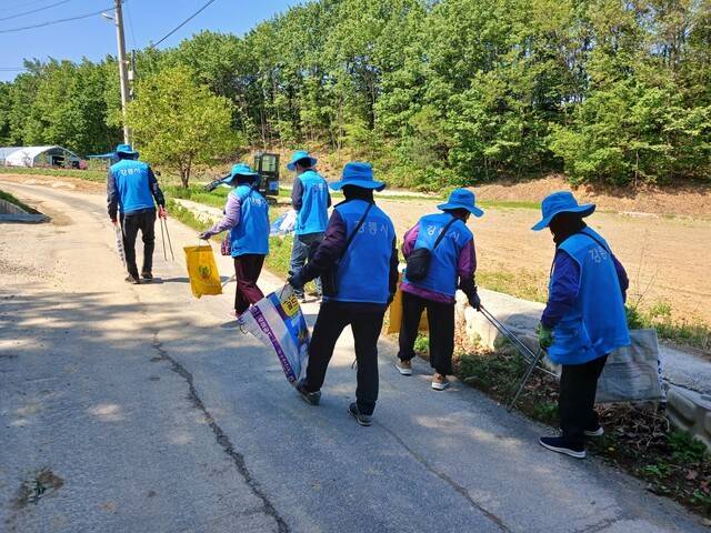 ▲강릉시 노인일자리사업 수행기관인 강릉시직영사업단 소속 어르신들은 지역 곳곳을 돌며 환경정화 활동을 펼쳤다.
