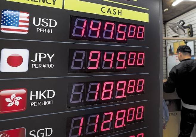 1일 서울 명동의 환전소에서 외국인이 환전하고 있다. 이날 서울외환시장에서 원·달러 환율은 전 거래일보다 70전 내린 1469원90전에 주간거래를 마쳤다. / 사진=이솔 기자