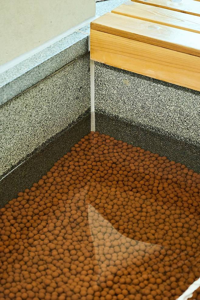 일라이트를 활용한 족욕을 즐길 수 있는 힐링풋스파. 사진=도진영