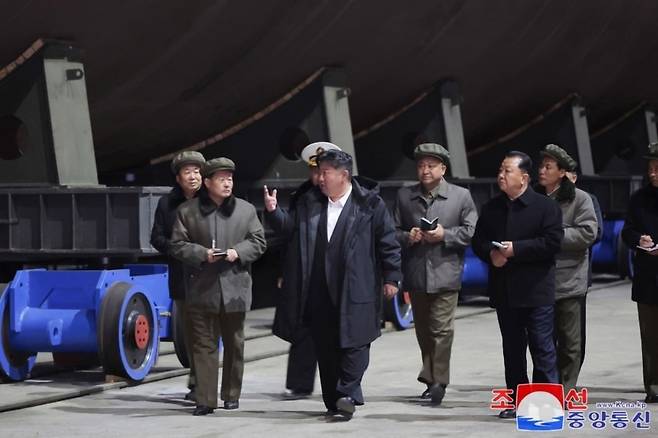 지난 3월 북한이 공개한 전략 핵잠수함(SSBN) 건조 현장. 조선중앙통신은 김정은 북한 국무위원장이 핵 추진 잠수함 건조 실태를 시찰했다고 보도했다. / 사진=연합뉴스