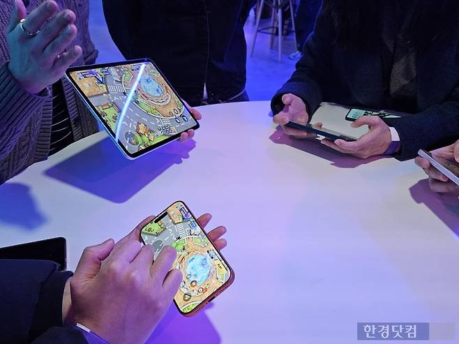 데브시스터즈가 2일 서울 성동구 스페이스 엑스 성수에서 열린 애플 게임 쇼케이스에서 내년 3월 글로벌 출시 예정인 쿠키런 오븐스매시를 시연하고 있다. 사진=박수빈 기자