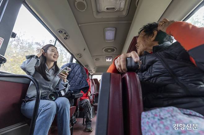 ‘월간 옥이네’ 한수진 기자가 지난달 20일 농촌 이동권 취재를 위해 충북 옥천군 안남면 순환버스를 타고 마을주민 김안자씨와 이야기를 나누고 있다. 그는 덜컹거리는 버스에서 멀미를 했지만, 주민들과 눈을 맞추고 웃음을 잃지 않았다. “모든 사람의 삶이 소중하고, 이야기가 책 한 권 분량은 있잖아요. 그런 진솔한 이야기들에 힘이 있지 않을까요.” 버스에서 내린 그가 맑은 공기를 들이키며 말했다.
