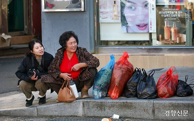 김혜리 기자가 지난달 15일 충북 옥천군 옥천읍에서 열린 오오일장에서 한 어르신에게 말을 건네고 있다.