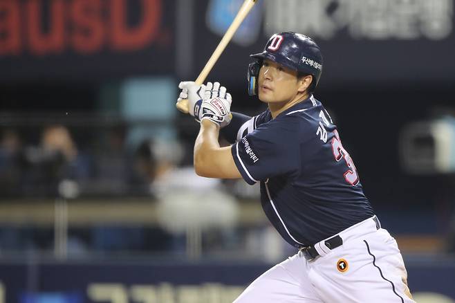 두산 김재환이 경기에 등판해 타격 후 타구를 바라보고 있다. 두산 베어스 제공