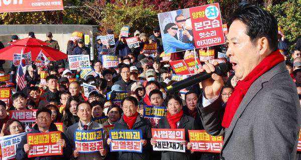 국민의힘 장동혁 대표가 지난 1일 인천 미추홀구 주안역 앞에서 열린 민생회복 법치수호 국민대회에서 발언하고 있다. 연합뉴스