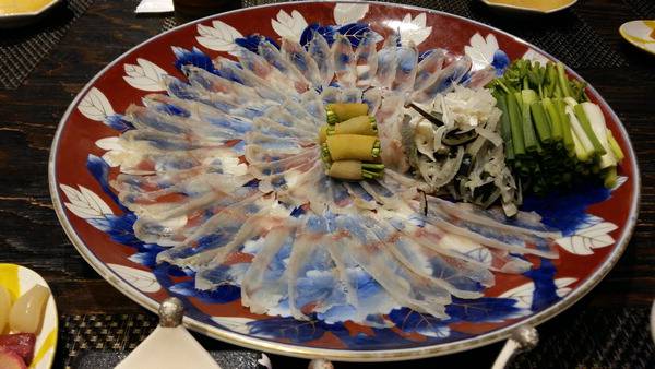 참복회는 쪽파나 미나리 줄기를 고명으로 얹어 먹는다.