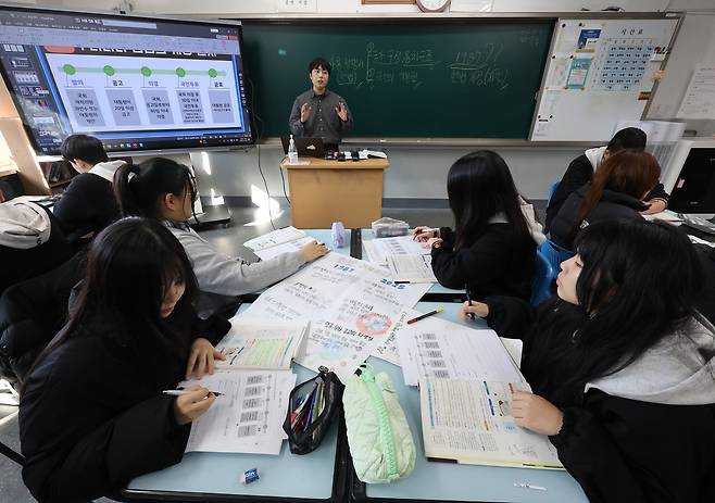 Ninth graders at Nanwoo Middle School, located in Gwanak-gu, Seoul, participate in a social studies course that explains the Constitution on Monday. (Yonhap)