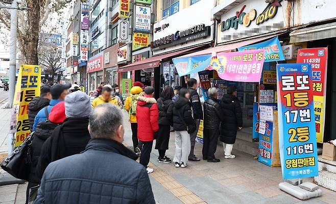 People line up to buy lottery tickets in front of a shop known as a “lucky spot” in Jongno District, central Seoul, on Jan. 30. Lottery sales reached an all-time high last year, totaling 5.95 trillion won ($4.5 billion). [YONHAP]