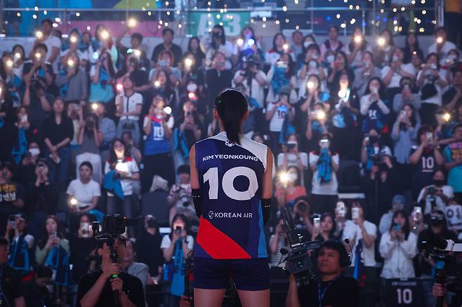 Kim Yeon-koung appears before a crowd after the "KYK Invitational 2025" Women's Volleyball all-star match on May 18 at Samsan World Gymnasium in Incheon. [YONHAP]