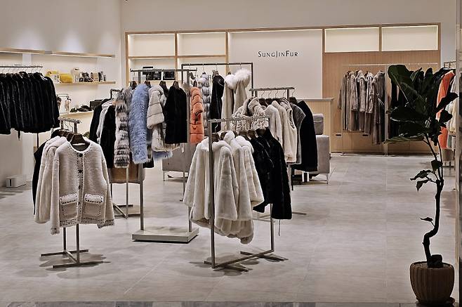 신세계백화점 부산 센텀시티점 성진모피 매장 전경.&nbsp;