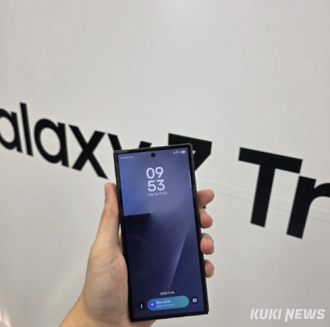 갤럭시 Z 트라이폴드를 두 번 접은 상태에서는 일반 스마트폰과 같이 주머니에 넣을 수 있다. 정우진 기자