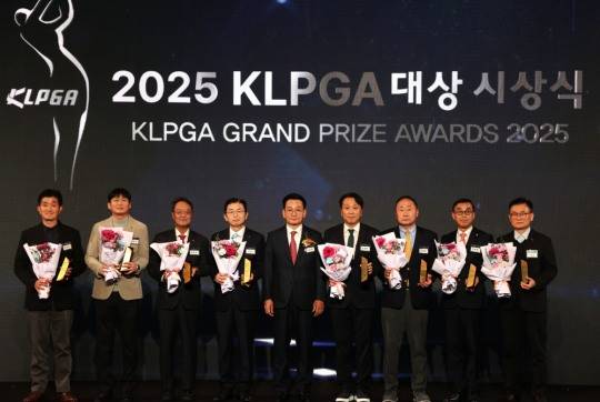 [마니아타임즈=손진현 기자] 김주상 동부건설 경영지원본부장(좌측 세번째)이 2025 KLPGA 대상 투어 공로상 수상을 수상하고 있다.(사진제공: KLPGA)
