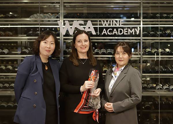 WSA와인아카데미의 설립 20주년을 축하하기 위해 한국을 방문한 미셸 브램턴 WSET CEO(가운데)가 박수진 WSA와인아카데미 공동 원장(왼쪽), 김상미 WSA와인아카데미 공동 원장과 기념 촬영하고 있다.