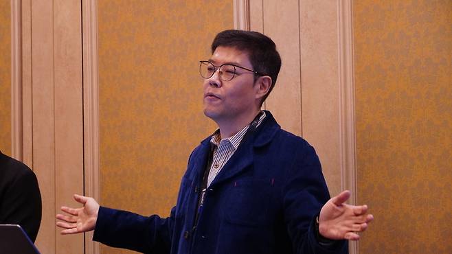 류중희 리얼월드 대표가 1일(현지시간) AWS 리인벤트 2025 현장에서 기자들을 만나 인터뷰하고 있다. [사진 =  아마존웹서비스(AWS)]