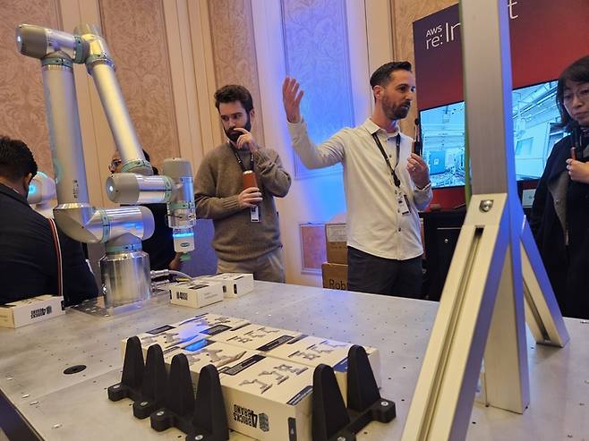 AWS 리인벤트의 ‘피지컬 AI 쇼케이스’에서 롭코가 모듈형 로봇팔 ‘라이트 리오’를 선보였다. [사진 = 아마존웹서비스]