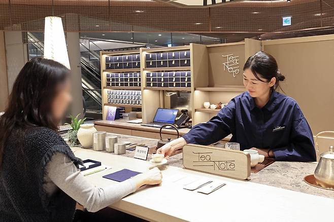 신세계백화점 강남점 9층 생활전문관 티노트매장에서 고객이 차를 시음해보고있는 모습.
 신세계백화점