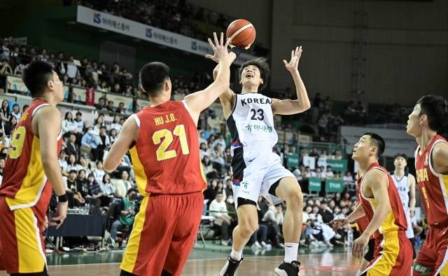 중국의 높이는 아시아를 넘어 세계 최고 수준이다. 그러나 하윤기와 이원석은 오히려 그들을 압도하는 모습을 보였다. 특히 하윤기가 벤치로 들어갈 때 그의 공백을 전혀 문제없이 채워준 이원석의 존재감은 엄청났다. 이원석은 “사실 힘들지 않았다면 거짓말이다. 위압감이 느껴지지는 않았는데 그냥 길다는 생각을 많이 했다. 사실 공격 리바운드를 위해 들어갈 때 엄두를 못 낸 건 농구를 하면서 이번이 처음인 것 같다. 그만큼 컸다”고 말했다. 사진=대한민국농구협회 제공