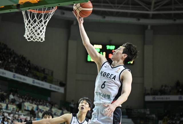 이정현은 “우리를 만나는 어떤 팀이더라도 (이)현중이에 대한 압박이나 슈팅 체크를 강하게 들어올 것이기에 그 부분에 서로 많은 대화를 하고 있다”며 “2차전에서 스페이싱 및 득점 기회가 많았던 건 동료들의 스크린 덕분이다. 그 부분에서 많은 도움을 받았다”고 밝혔다. 사진=대한민국농구협회 제공