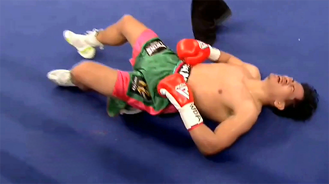 세계복싱기구 타이틀 도전자 유따퐁 통디가 2025년 11월 파키스탄 라호르 세계복싱협회 슈퍼밴텀급 아시아 골드 챔피언결정전 4라운드 월드 통합 타이틀 도전자 김예준의 주먹을 맞고 쓰러져 누워 있다. 사진=Falcon Sporting Promotions