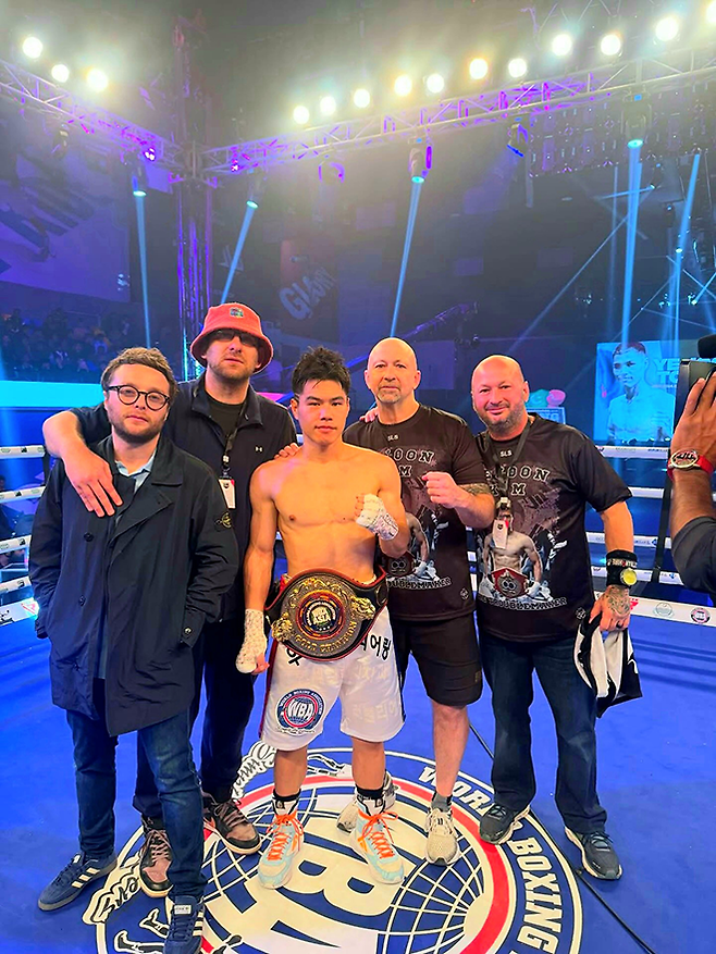 월드 통합 타이틀 도전자 출신 김예준이 2025년 11월 파키스탄 라호르 세계복싱협회 슈퍼밴텀급 아시아 골드 챔피언 등극 기념 촬영을 하고 있다. 사진=호주 유나이티드파이트팀